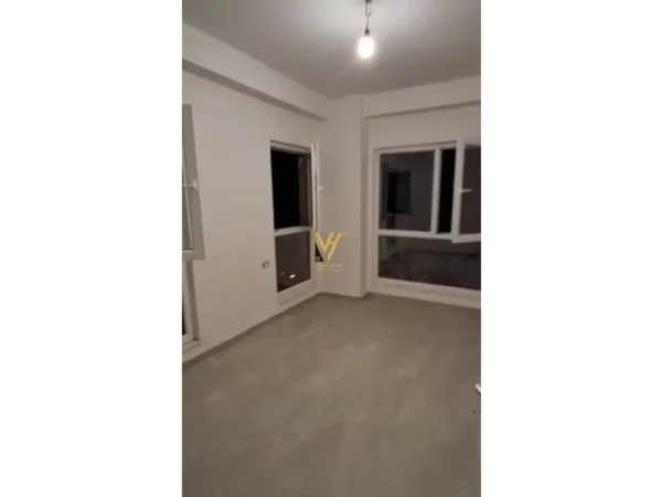 Tirane, jepet me qera ambjent biznesi Kati 1, 94 m² 799 € (KOMPLEKSI AURA LAPRAKE)