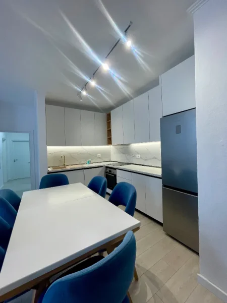 Tirane, jepet me qera apartament 2+1+Ballkon Kati 6, 120 m² 1.200 € (Petro Nini)