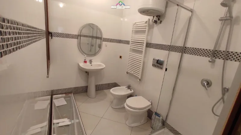 Tirane, jepet me qera apartament 1+1 Kati 2, 70 m² 470 € (Kinostudio)