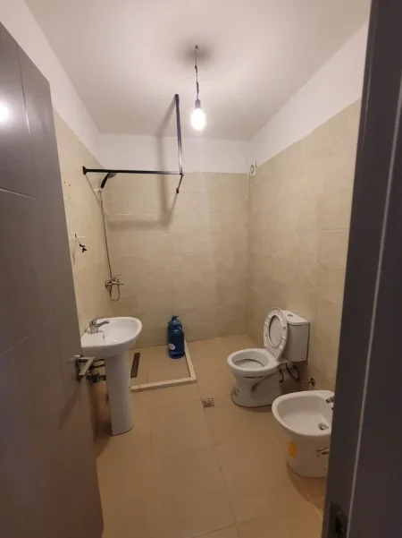 Jepet me qera apartament 2+1 ne 5 Maji , 550 Euro , me ballkon dhe parking