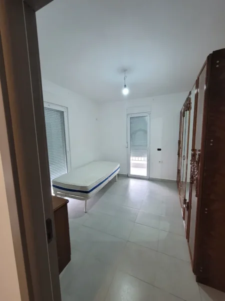 Jepet me qera apartament 2+1 ne 5 Maji , 550 Euro , me ballkon dhe parking