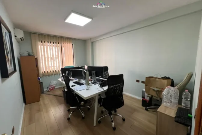 Tirane, jepet me qera zyre Kati 2, 106 m² 750 € (21 dhjetori)