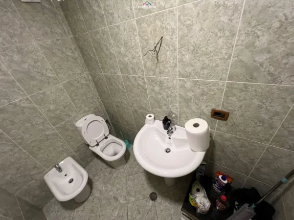 Tirane, jepet me qera zyre Kati 2, 106 m² 750 € (21 dhjetori)
