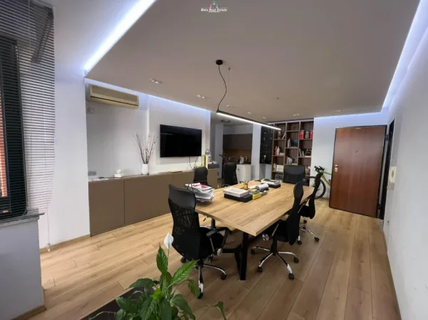 Tirane, jepet me qera zyre Kati 2, 106 m² 750 € (21 dhjetori)