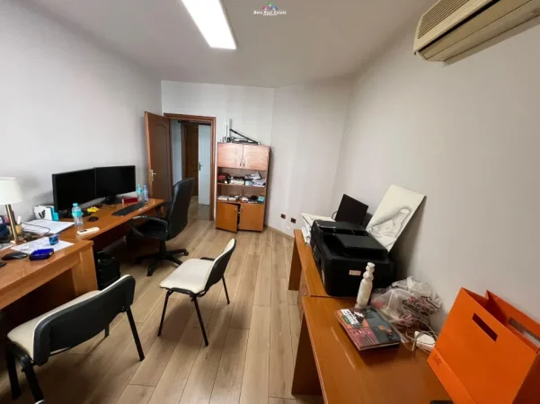 Tirane, jepet me qera zyre Kati 2, 106 m² 750 € (21 dhjetori)