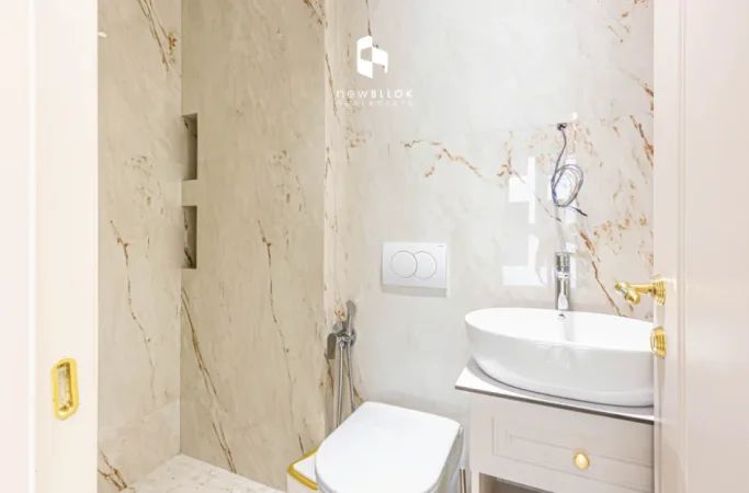 Me Qera: Zyrë Luxury. 2+1+2wc +1 P. Parkimi - 93m² - Kt.1 (Liqeni Thate - Radisson)🔥Buzë Rruge | Super mundësi✨️ 1250€/Muaj 💶💶