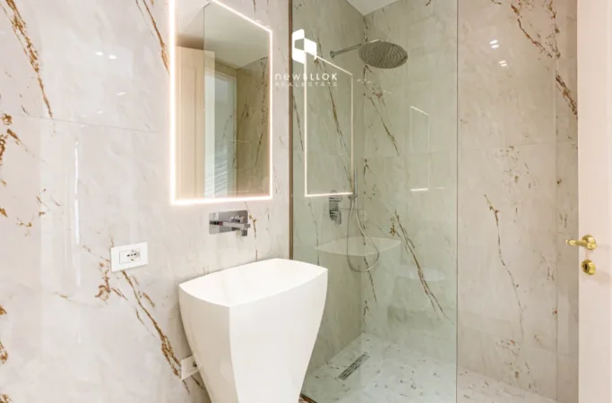Me Qera: Zyrë Luxury. 2+1+2wc +1 P. Parkimi - 93m² - Kt.1 (Liqeni Thate - Radisson)🔥Buzë Rruge | Super mundësi✨️ 1250€/Muaj 💶💶