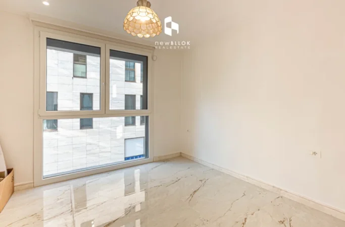 Me Qera: Zyrë Luxury. 2+1+2wc +1 P. Parkimi - 93m² - Kt.1 (Liqeni Thate - Radisson)🔥Buzë Rruge | Super mundësi✨️ 1250€/Muaj 💶💶