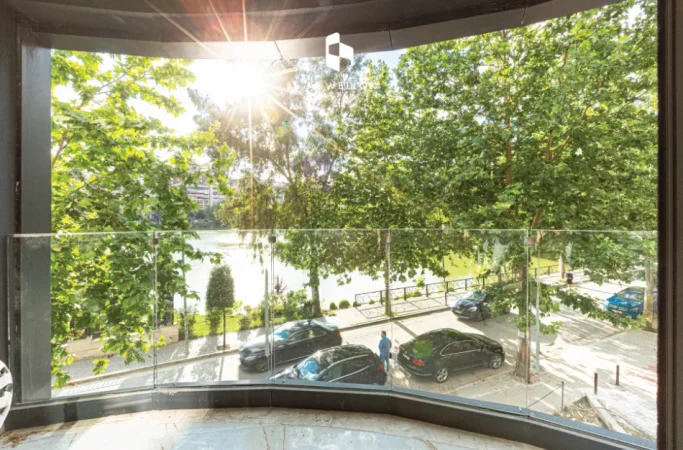 Me Qera: Zyrë Luxury. 2+1+2wc +1 P. Parkimi - 93m² - Kt.1 (Liqeni Thate - Radisson)🔥Buzë Rruge | Super mundësi✨️ 1250€/Muaj 💶💶