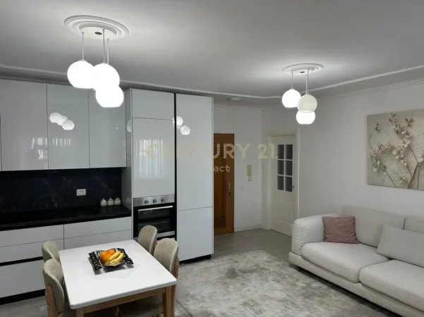 Tirane, jepet me qera apartament 2+1 Kati 6, 102 m² 800 € (ish parku)