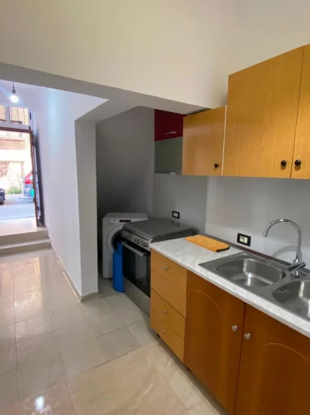 Tirane, jepet me qera apartament 1+1 Kati 1, 45 m² 400 € (Rruga Xhanfize Keko , Varri i Bamit)