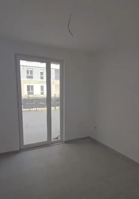 Tirane, jepet me qera ambjent biznesi Kati 0, 550 € (Univers City)