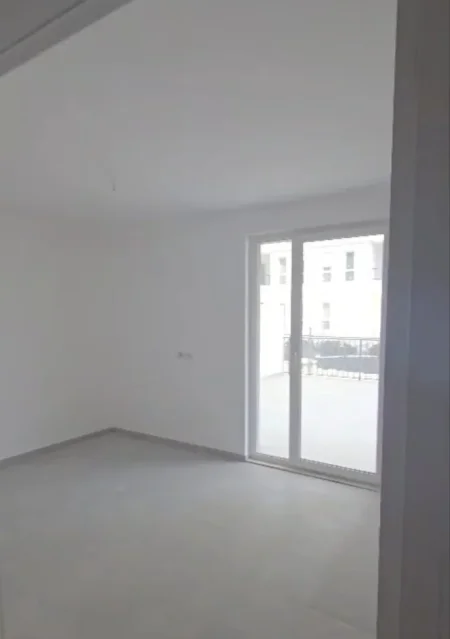 Tirane, jepet me qera ambjent biznesi Kati 0, 550 € (Univers City)