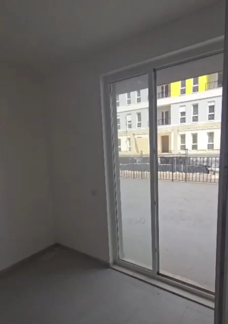 Tirane, jepet me qera ambjent biznesi Kati 0, 550 € (Univers City)