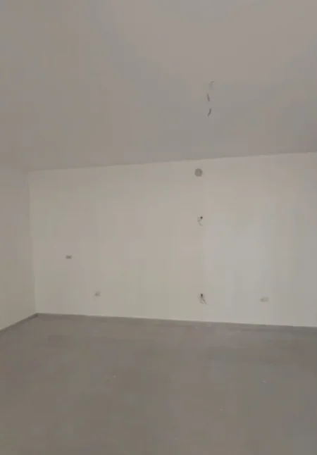 Tirane, jepet me qera ambjent biznesi Kati 0, 550 € (Univers City)