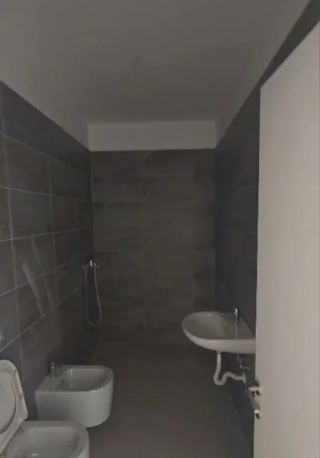 Tirane, jepet me qera ambjent biznesi Kati 0, 550 € (Univers City)