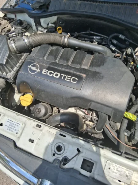 Tirane, shes makine Opel corsa Nafte, e bardhë manuale 250.000 km 1.200 €
