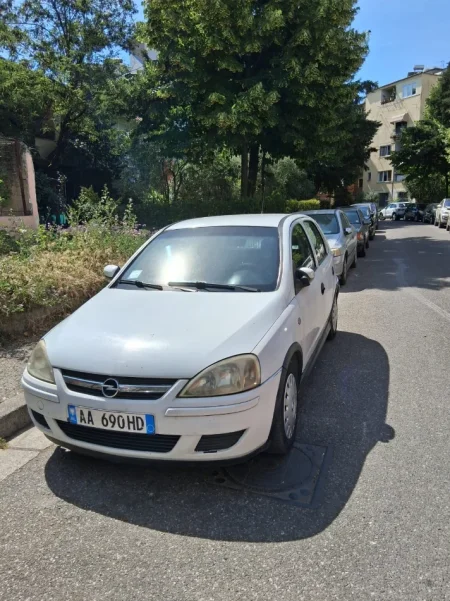 Tirane, shes makine Opel corsa Nafte, e bardhë manuale 250.000 km 1.200 €