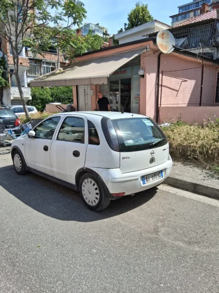 Tirane, shes makine Opel corsa Nafte, e bardhë manuale 250.000 km 1.200 €
