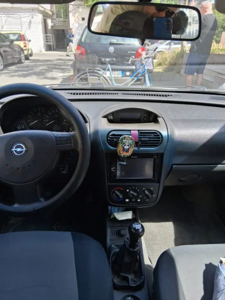 Tirane, shes makine Opel corsa Nafte, e bardhë manuale 250.000 km 1.200 €