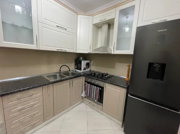 Tirane, jepet me qera apartament 2+1+Ballkon Kati 6, 80 m² 500 € (Bulevardi Migjeni)