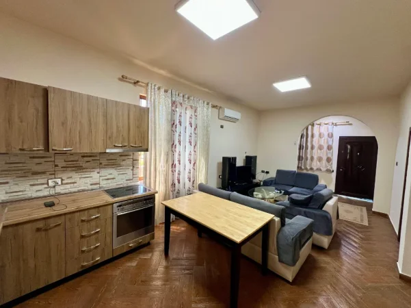 Tirane, jepet me qera shtepi 2+1+Ballkon Kati 1, 85 m² 400 € (Tufine)