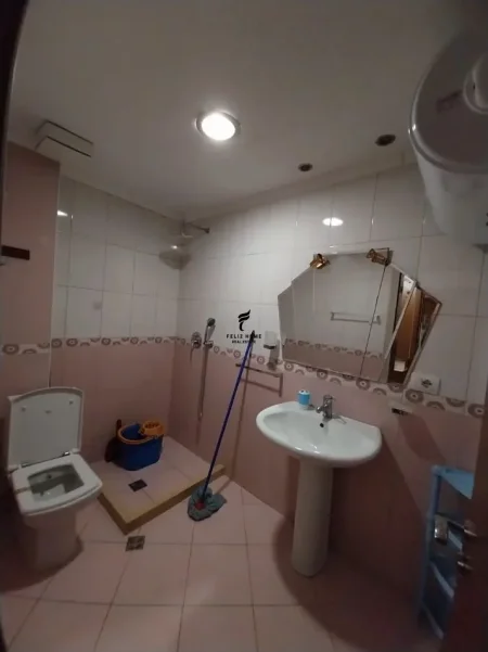 Tirane, jepet me qera apartament 1+1 Kati 3, 85 m² 550 € (KOMUNA E PARISIT)