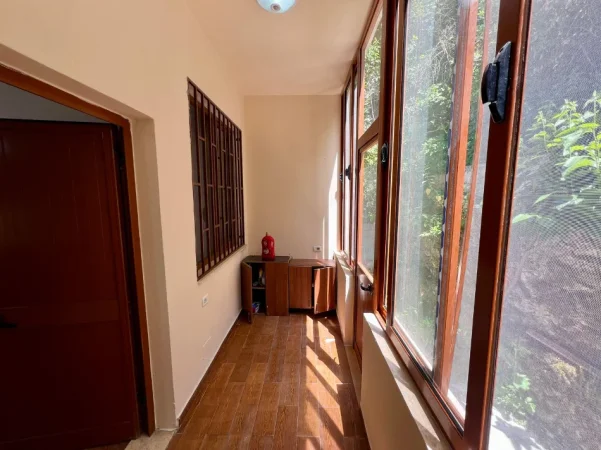 Tirane, jepet me qera shtepi 2+1+Ballkon Kati 1, 85 m² 400 € (Tufine)