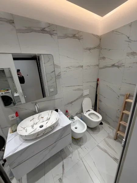 Tirane, jepet me qera apartament 2+1+Ballkon Kati 5, 105 m² 1.200 € (Rr. Mine Peza)