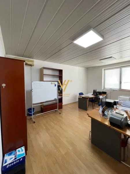 Tirane, jepet me qera magazine Kati 0, 4.700 m² 5.500 € (VAQARR)
