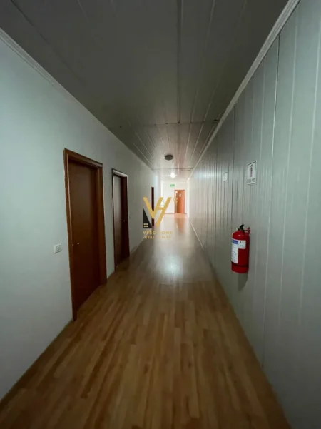 Tirane, jepet me qera magazine Kati 0, 4.700 m² 5.500 € (VAQARR)