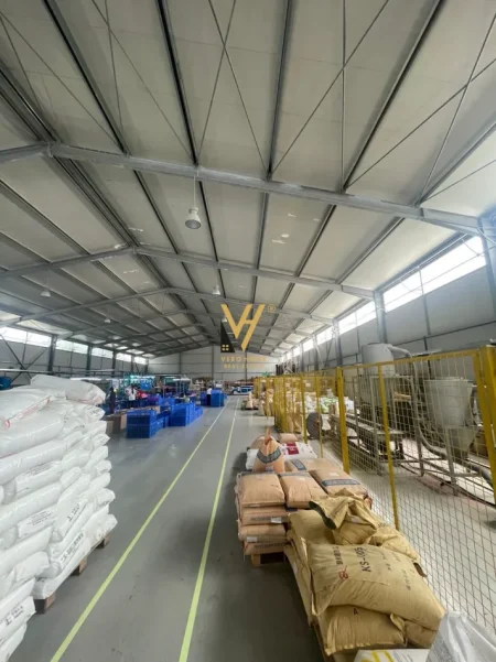 Tirane, jepet me qera magazine Kati 0, 4.700 m² 5.500 € (VAQARR)