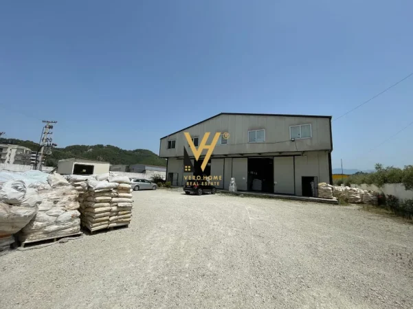 Tirane, jepet me qera magazine Kati 0, 4.700 m² 5.500 € (VAQARR)