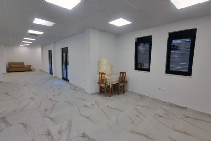 Tirane, jepet me qera ambjent biznesi Kati 2, 280 m² 3.000 € (Rruga e Elbasanit)