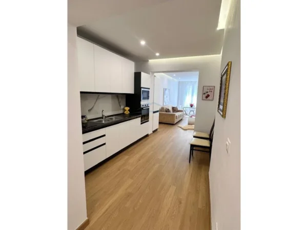 Tirane, jepet me qera apartament 2+1+Ballkon Kati 3, 80 m² 850 € (Sheshi Willson)