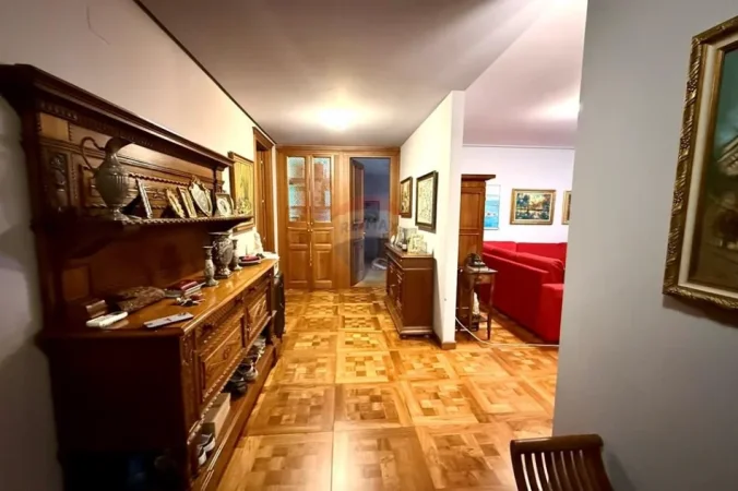 Tirane, shitet apartament 2+1 Kati 10, 135 m² rruga :":Ismail Qemali" Tirane