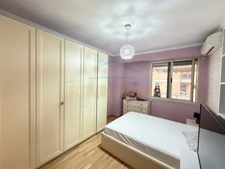 Tirane, jepet me qera apartament 3+1+Ballkon Kati 3, 112 m² 845 € 