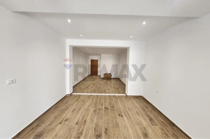 Tirane, shitet garsonier 1+1 , 48 m² Usluga - Stacioni i Trenit, Tiranë