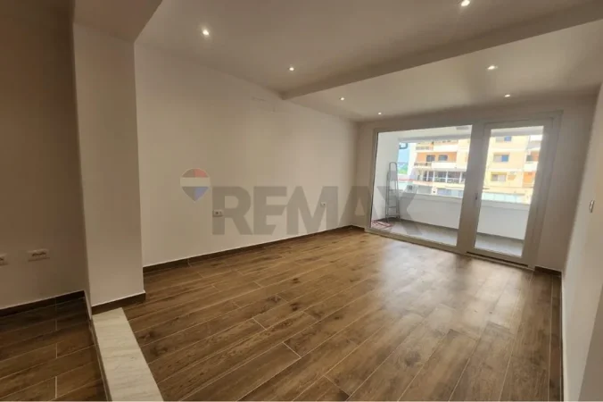 Tirane, shitet garsonier 1+1 , 48 m² Usluga - Stacioni i Trenit, Tiranë