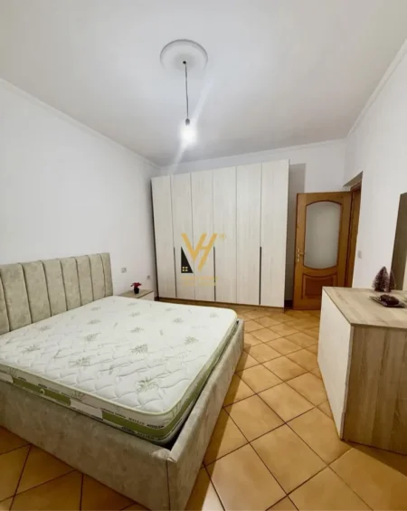 Tirane, jepet me qera apartament 2+1+Ballkon Kati 5, 80 m² 520 € (BRRYL)