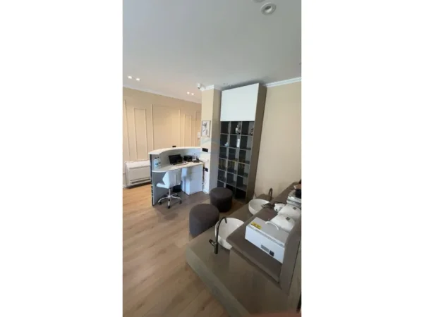 Tirane, jepet me qera ambjent biznesi Kati 1, 94 m² 1.160 € (Don Bosko)