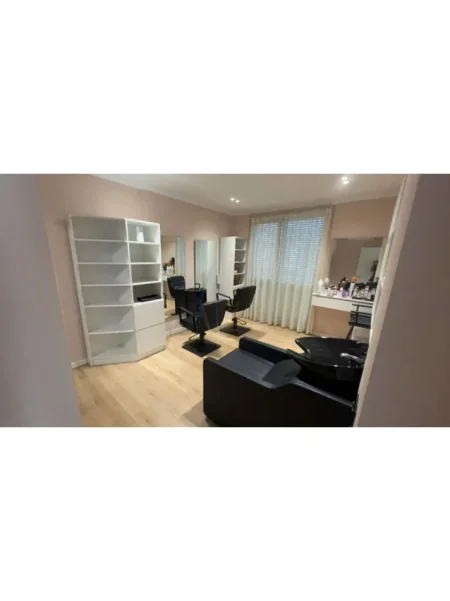Tirane, jepet me qera ambjent biznesi Kati 1, 94 m² 1.160 € (Don Bosko)