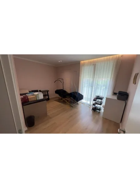 Tirane, jepet me qera ambjent biznesi Kati 1, 94 m² 1.160 € (Don Bosko)
