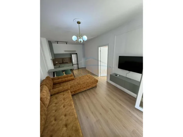 Tirane, jepet me qera apartament 1+1+Ballkon Kati 3, 65 m² 527 € (Unaza e Re)