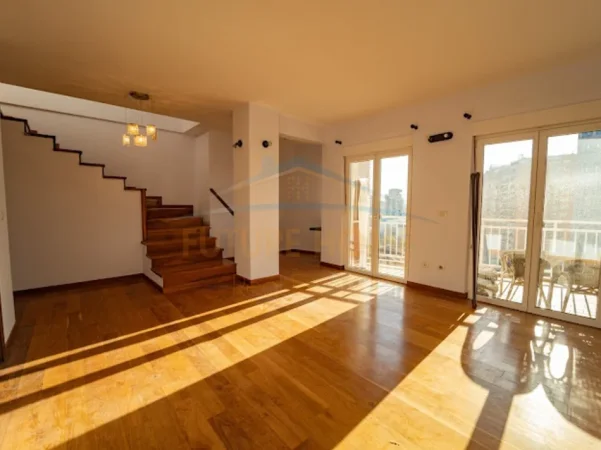 Tirane, jepet me qera ambjent biznesi Kati 11, 326 m² 4.500 € (Rruga e Elbasanit)