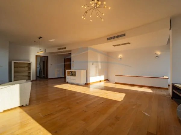 Tirane, jepet me qera ambjent biznesi Kati 11, 326 m² 4.500 € (Rruga e Elbasanit)