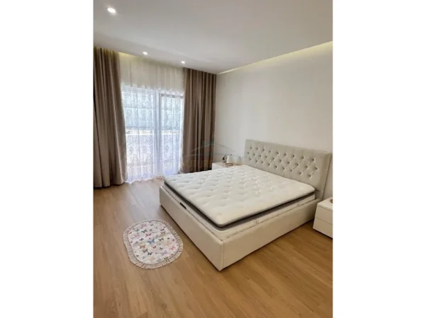 Tirane, jepet me qera apartament 2+1 Kati 3, 80 m² 850 € (Gjimnazi Petro Nini Luarasi)