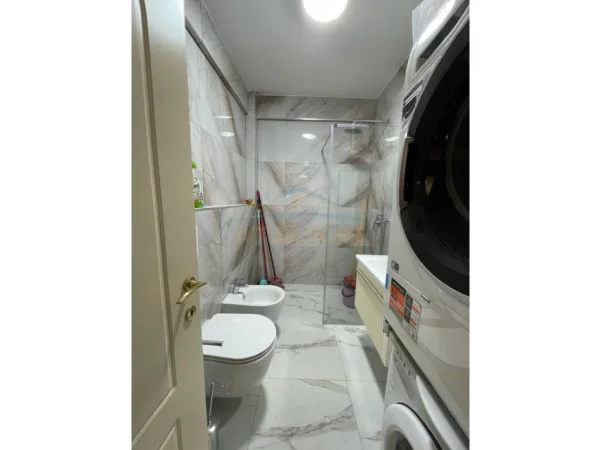 Tirane, shitet apartament 2+1+Ballkon Kati 7, 87 m² 252.000 € (Stacioni i trenit)