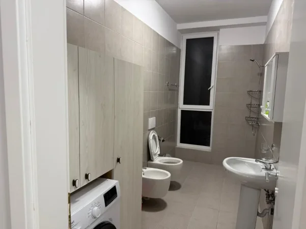 Tirane, jepet me qera apartament 2+1+Ballkon Kati 1, 122 m² 800 € (Bulevardi i Ri/Rr.Filip Jano)