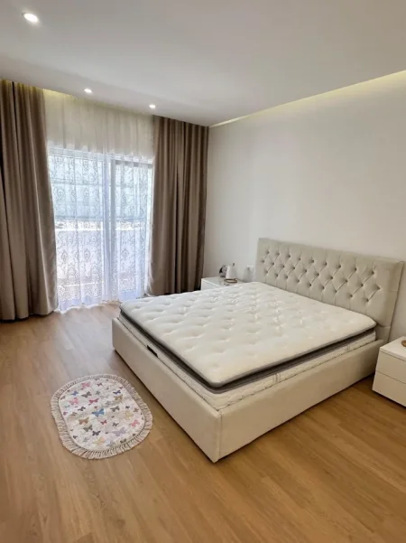 Tirane, jepet me qera apartament 2+1+Ballkon Kati 3, 80 m² 850 € (Gjimnazi Petro Nini Luarasi)